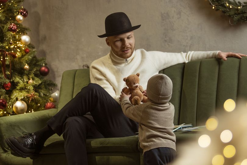 Влад Дарвін знявся у різдвяній фотосесії з сином Рональдом і дружиною Христиною Марті