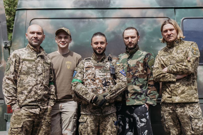 Тарас Тополя з побратимами на війні