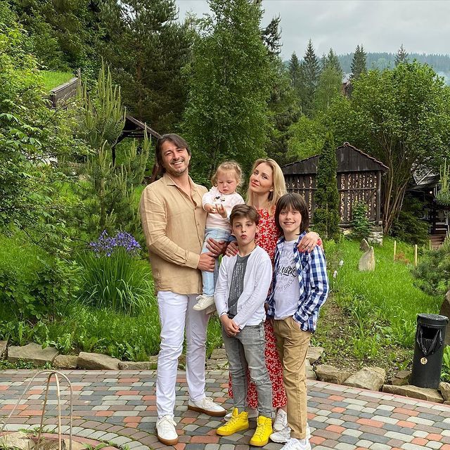 Сергій Притула з дружиною і дітьми