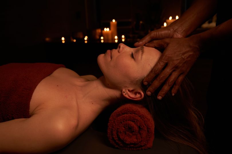 сеанс масажу в Shambala Wellness Club