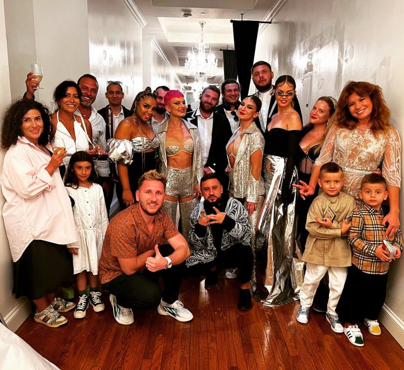 Дмитро Монатік з дружиною і діться на гастролях в Америці