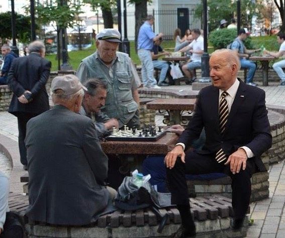 меми про візит Джо Байдена в Київ