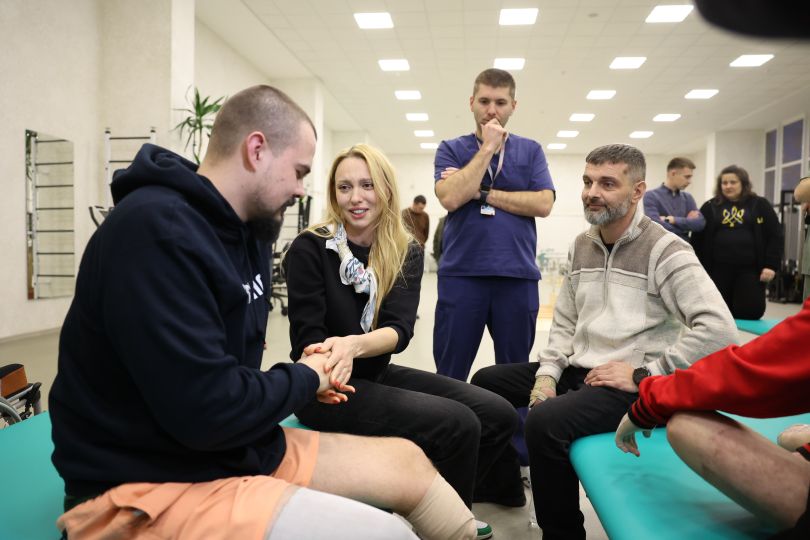 Полякова відвідала поранених військових ЗСУ