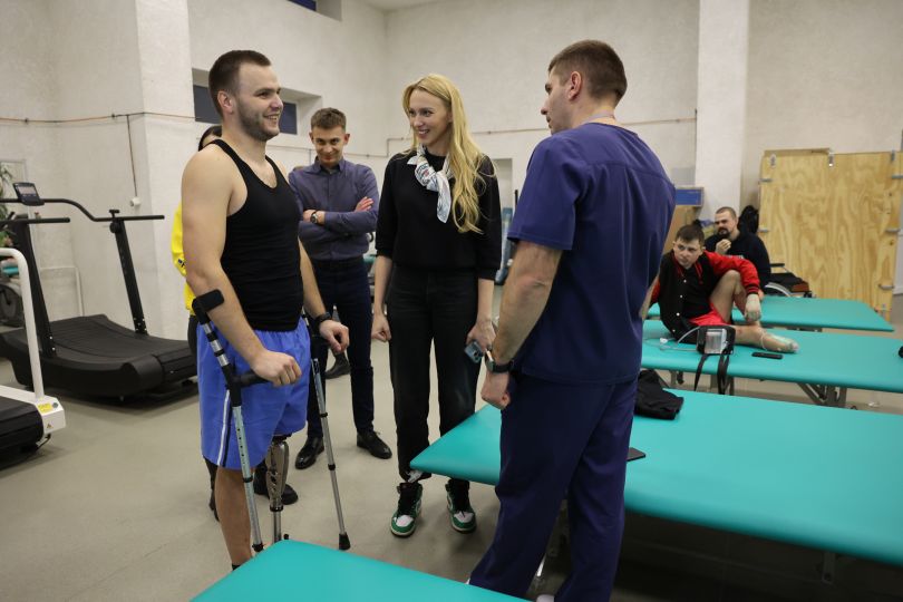 Полякова відвідала поранених військових ЗСУ
