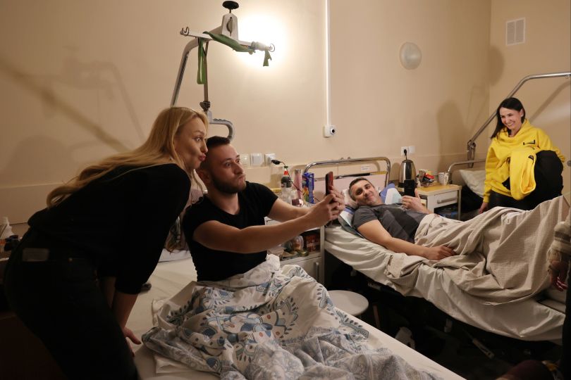 Полякова відвідала поранених військових ЗСУ