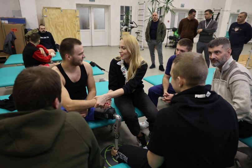 Полякова відвідала поранених військових ЗСУ