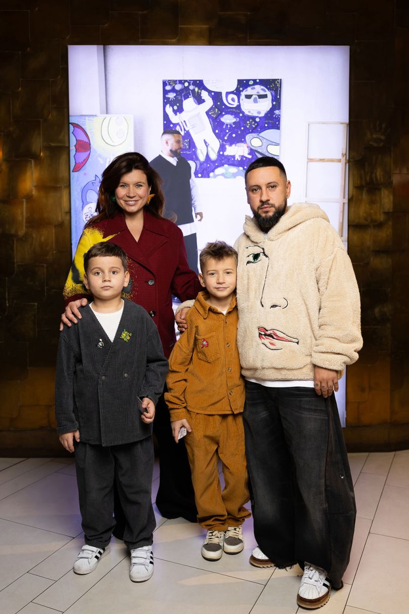 Стильна сім'я: MONATIK з'явився на публіці з вагітною дружиною і підрослими синами