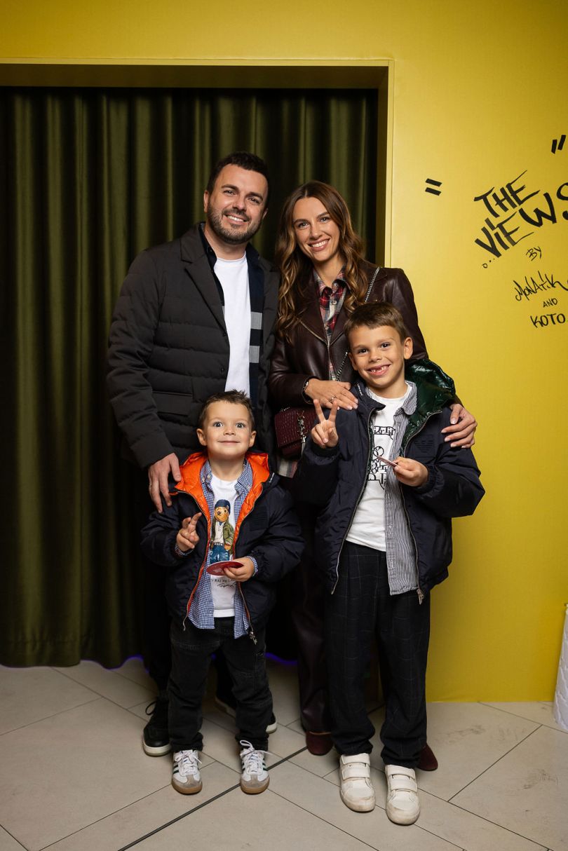 Григорій Решетнік з дружиною і дітьми