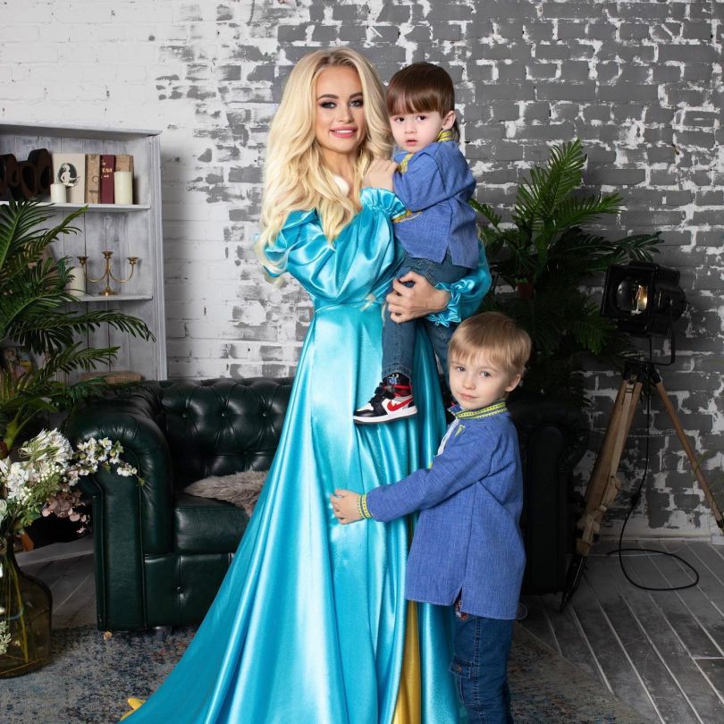 Angela з дітьми