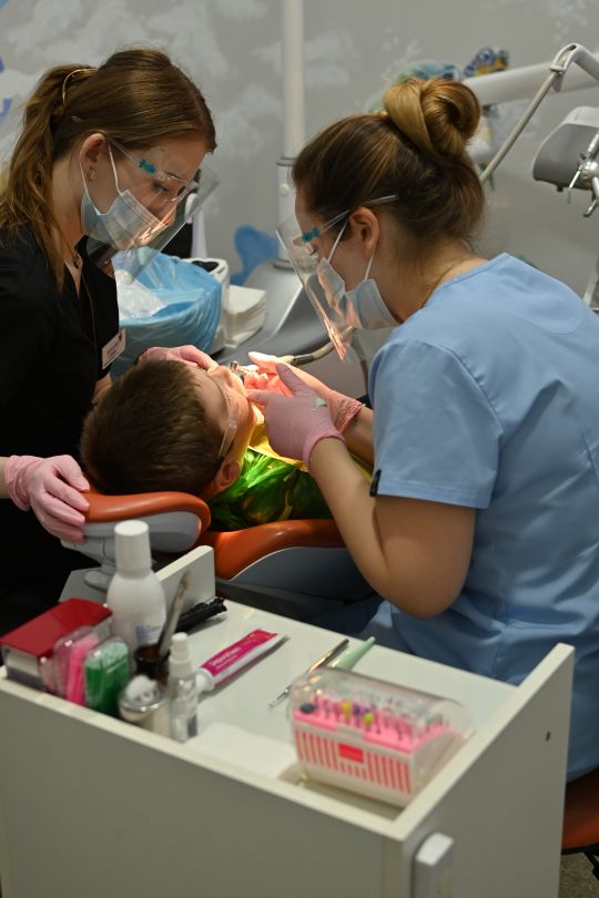 Сироти з Дніпропетровщини почали стоматологічне лікування, гроші на яке зібрала Наталія Холоденко