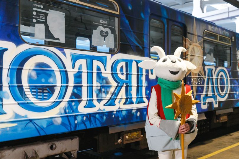 артпотяг метро, присвячений традиціям українського Різдва