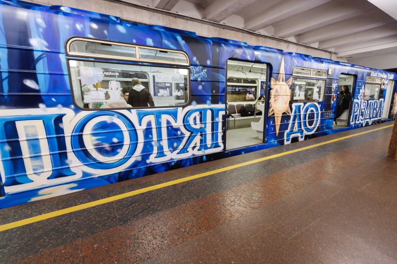 артпотяг метро, присвячений традиціям українського Різдва