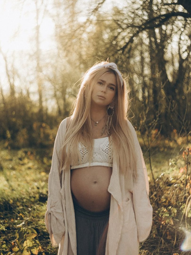 Співачка Лавіка оголосила про вагітність у день свого 40-річчя та поділилася ніжною фотосесією