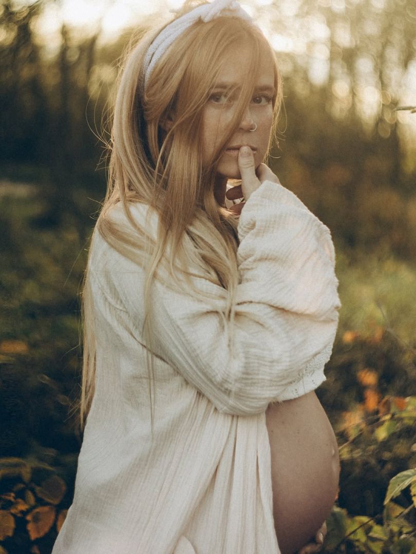 Співачка Лавіка оголосила про вагітність у день свого 40-річчя та поділилася ніжною фотосесією