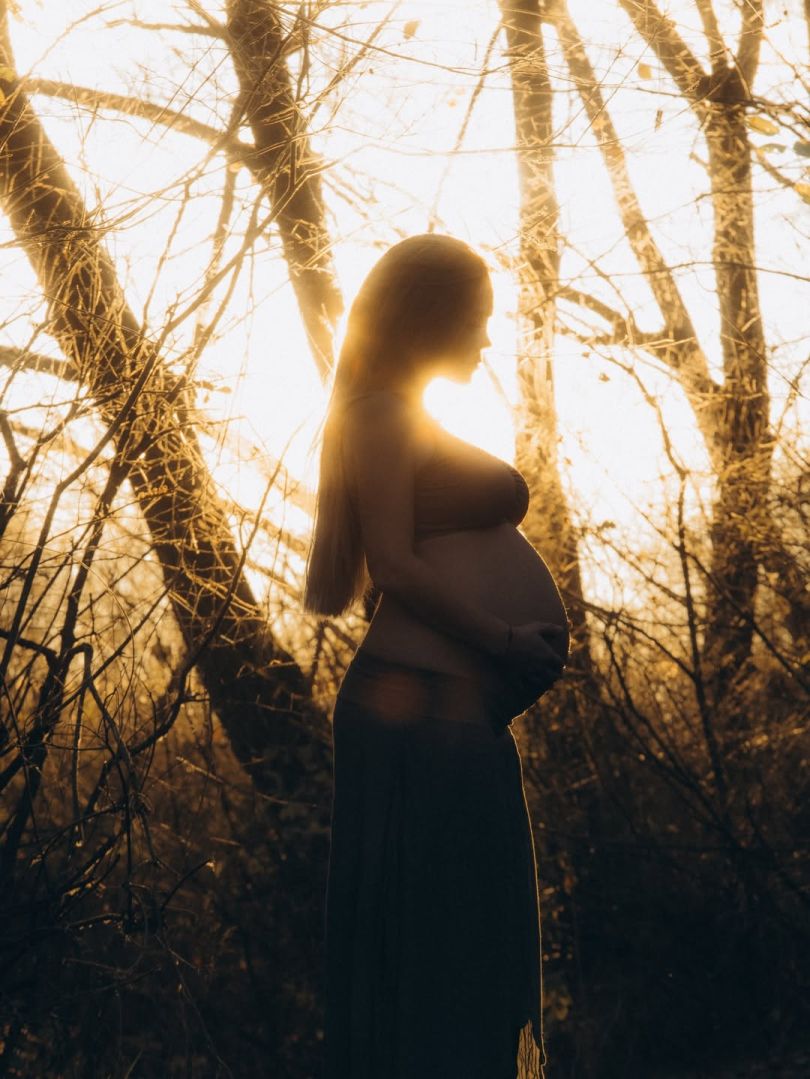 Співачка Лавіка оголосила про вагітність у день свого 40-річчя та поділилася ніжною фотосесією