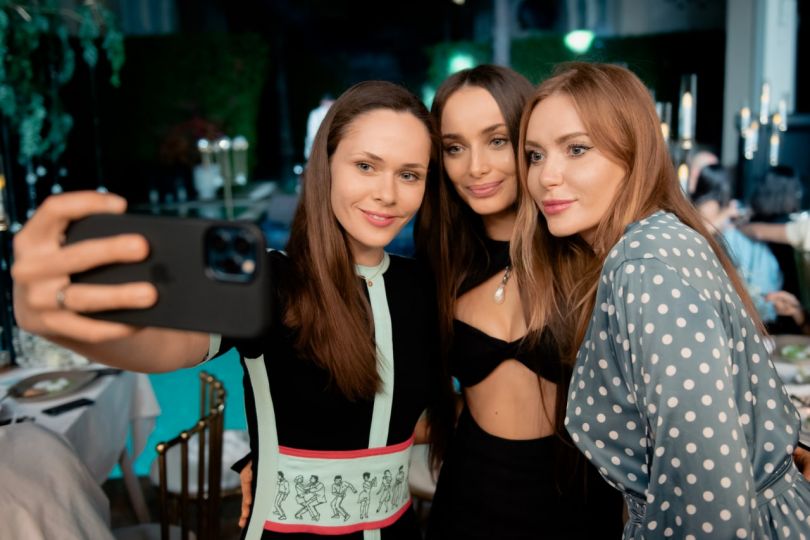 Юлия Санина, Ксения Мишина и Слава Каминская делают селфи в Абу-Даби