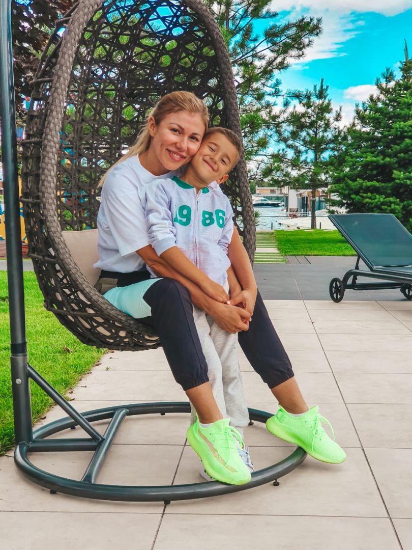 Алена Омаргалиева обнимает сына Тимура