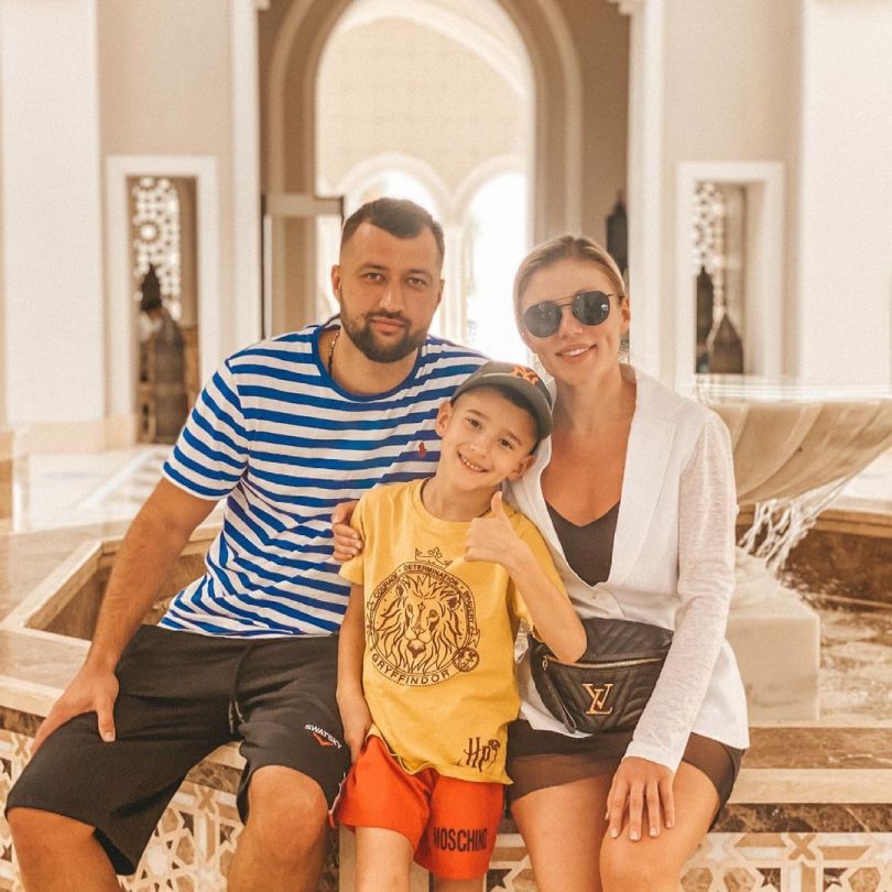 Тамерлан и Алена Омаргалиева в отпуске с ребенком