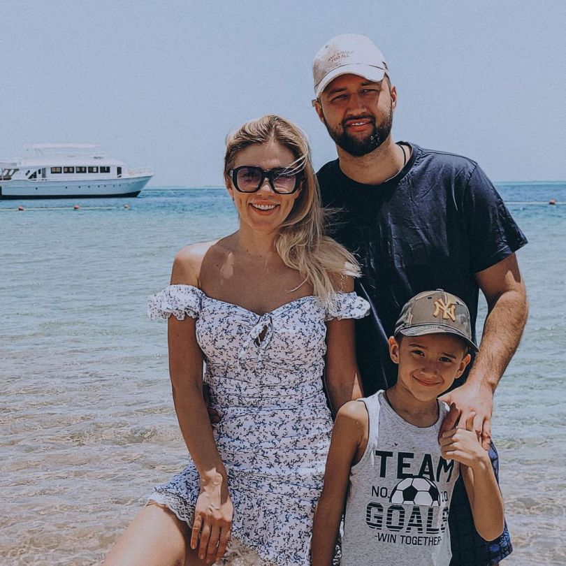 Тамерлан и Алена Омаргалиева с сыном на море