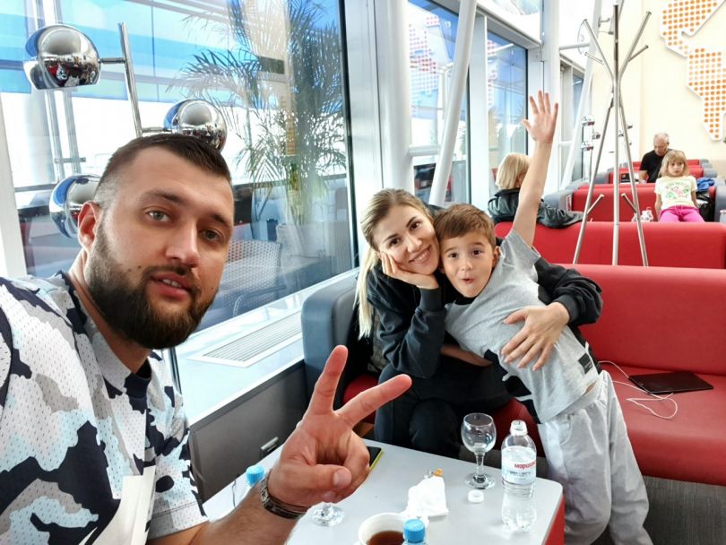 Тамерлан и Алена Омаргалиева с сыном в ресторане