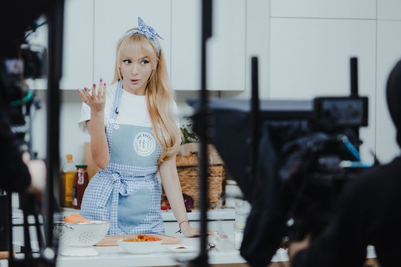Оля Полякова на кухне
