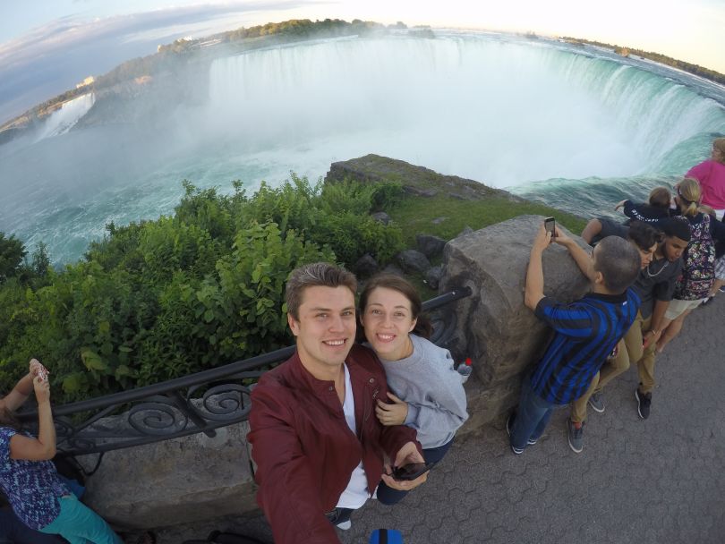 Евгений Хмара и его жена Дарья Ковтун во время помолвки