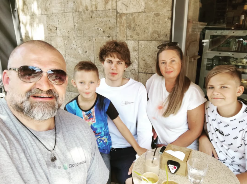 Василь Вірастюк з дітьми і колишньою дружиною Інною