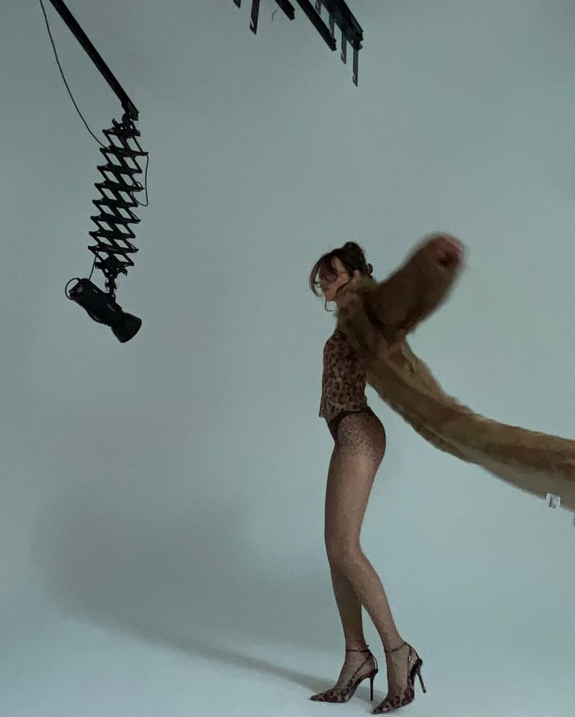 Надя Дорофєєва в шубі і леопардових колготках