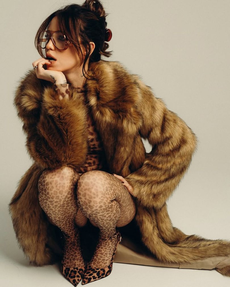 Надя Дорофєєва в шубі і леопардових колготках