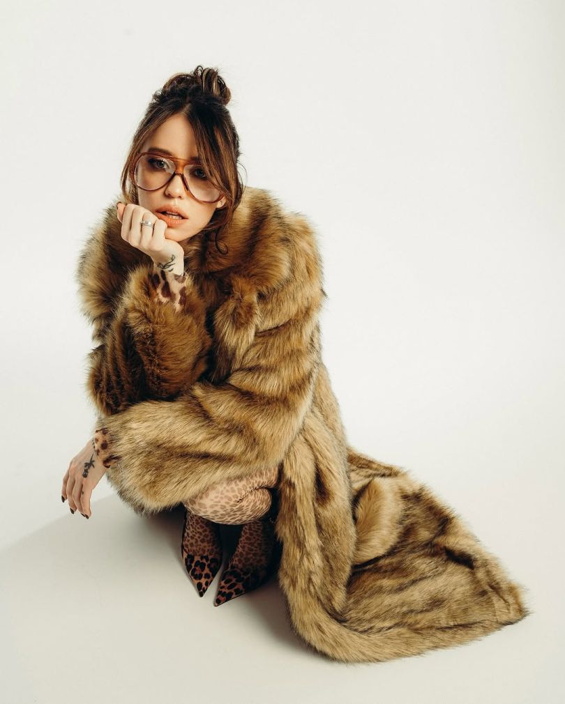 Надя Дорофєєва в шубі і леопардових колготках