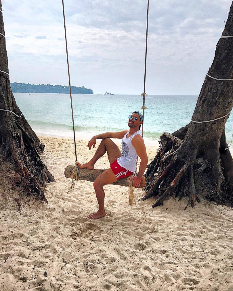 Фотофакт: Виталий Козловский позирует совершенно голым неизвестной девушке 