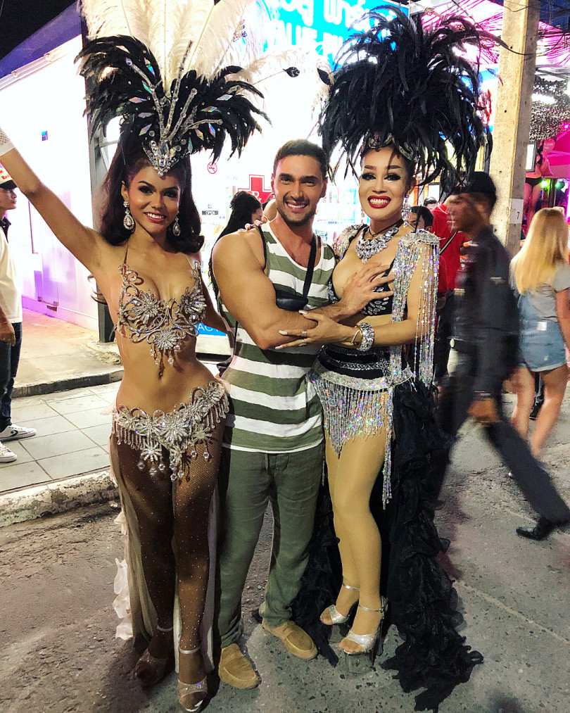 Фотофакт: Виталий Козловский позирует совершенно голым неизвестной девушке 