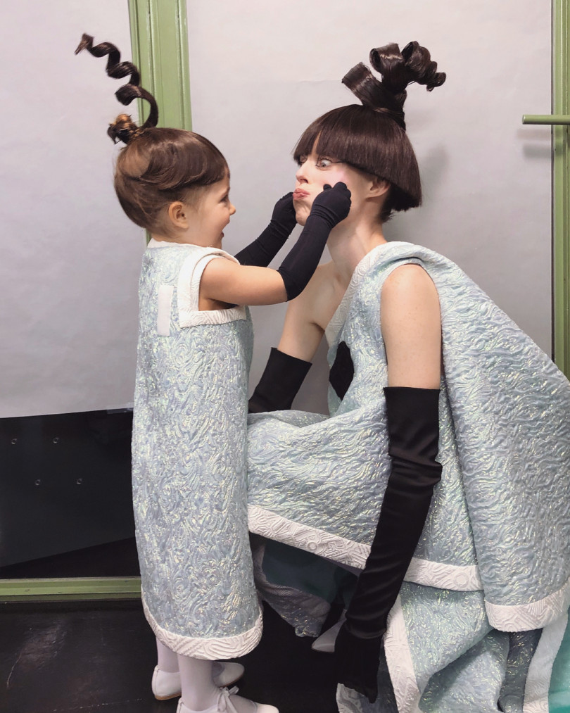 Беременная Коко Роша и ее двухлетняя дочь стали главными звездами показа Jean Paul Gaultier