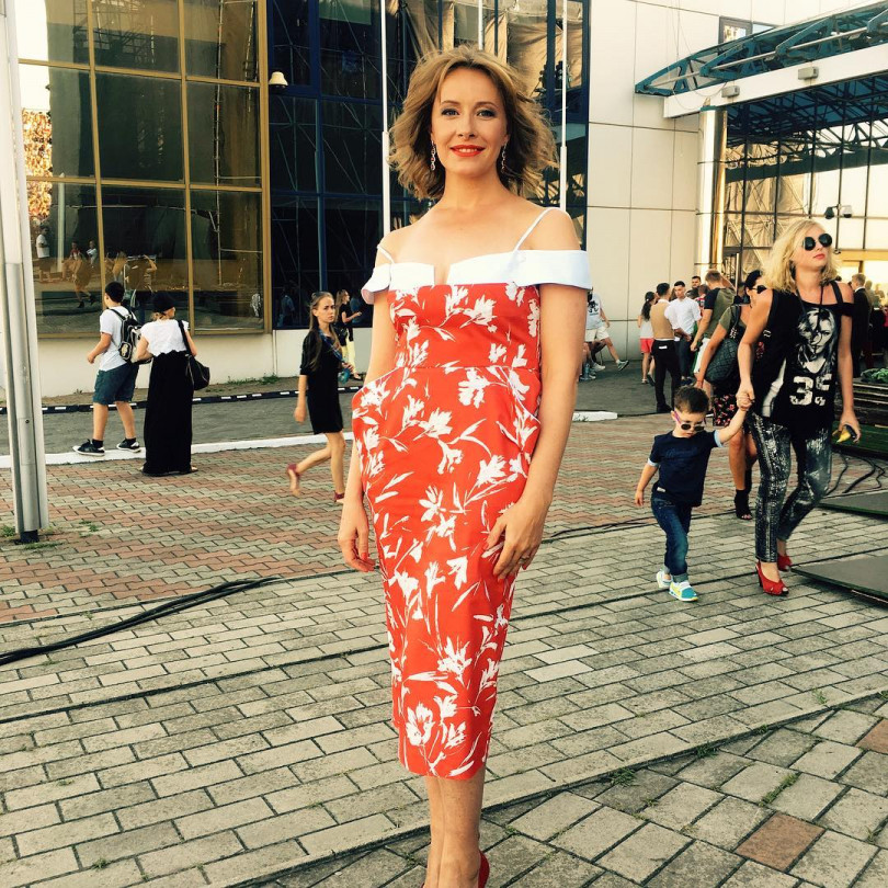 Только спорт! Елена Кравец поддерживает форму после рождения двойни в спортзале