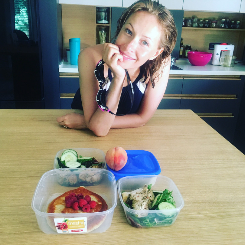 Только спорт! Елена Кравец поддерживает форму после рождения двойни в спортзале