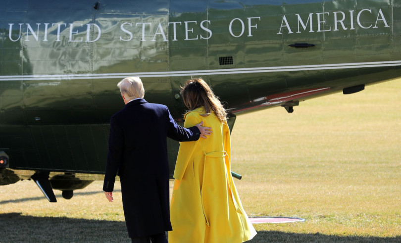 Больше красок! Мелания Трамп появилась на публике в кожаной юбке желтом пальто