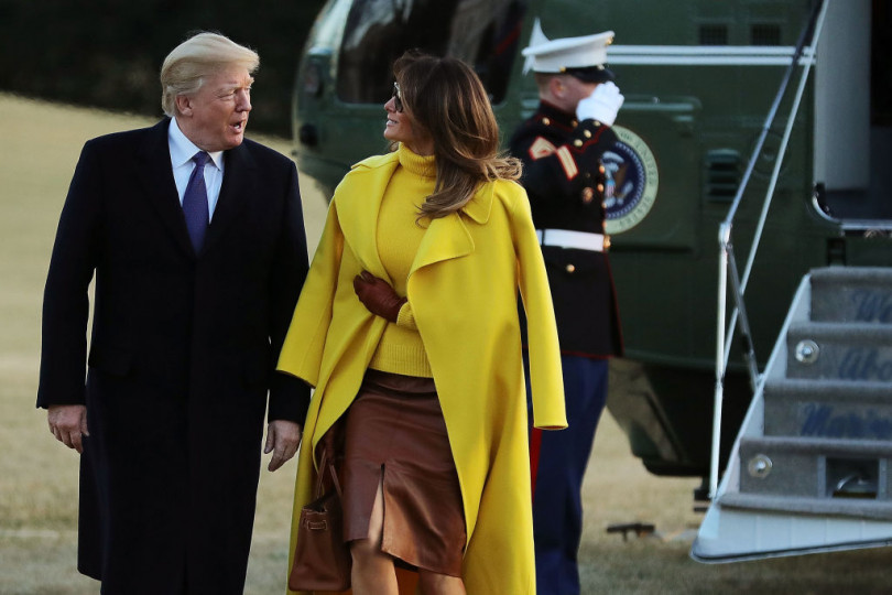 Больше красок! Мелания Трамп появилась на публике в кожаной юбке желтом пальто
