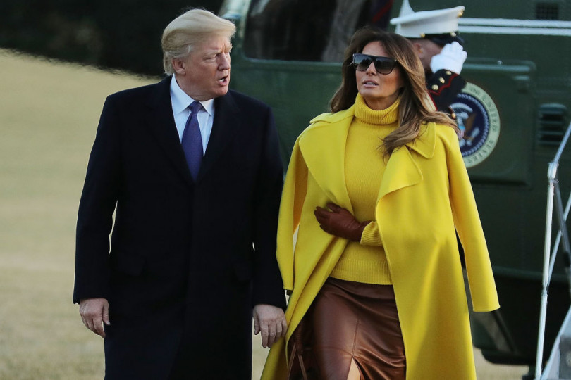 Больше красок! Мелания Трамп появилась на публике в кожаной юбке желтом пальто