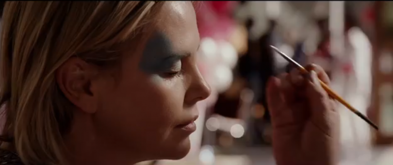 +15 кг: в сеть попало видео с располневшей Шарлиз Терон 