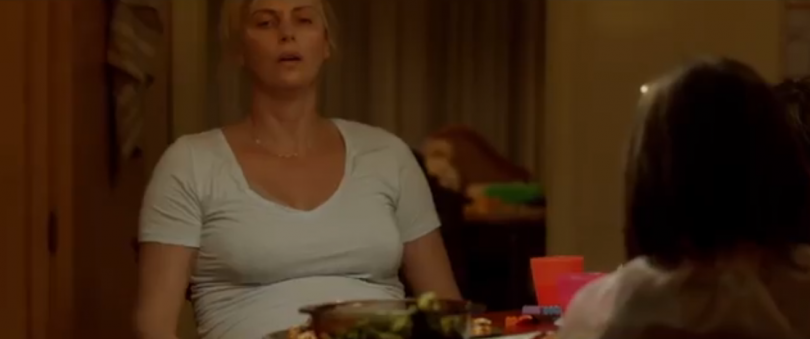 +15 кг: в сеть попало видео с располневшей Шарлиз Терон 