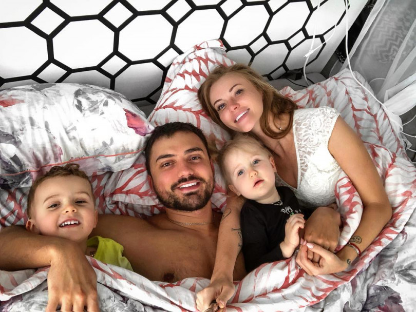 Семейный портрет: Слава Каминская поделилась трогательным фото с мужем и детьми 