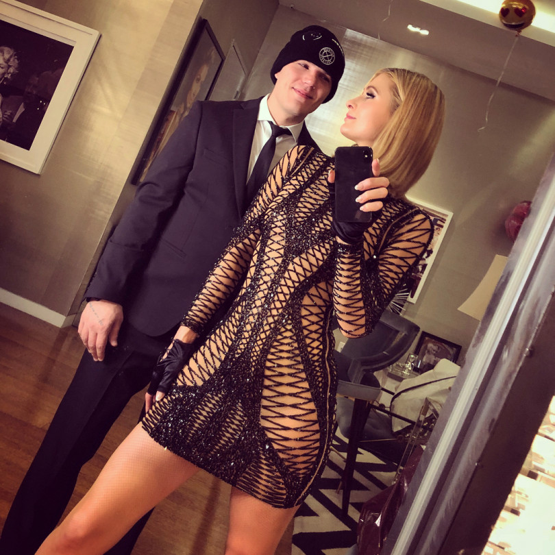 Пэрис Хилтон в откровенном платье