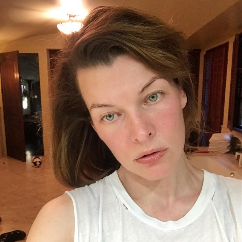 Без комплексов: 42-летняя Мила Йовович показала лицо без косметики