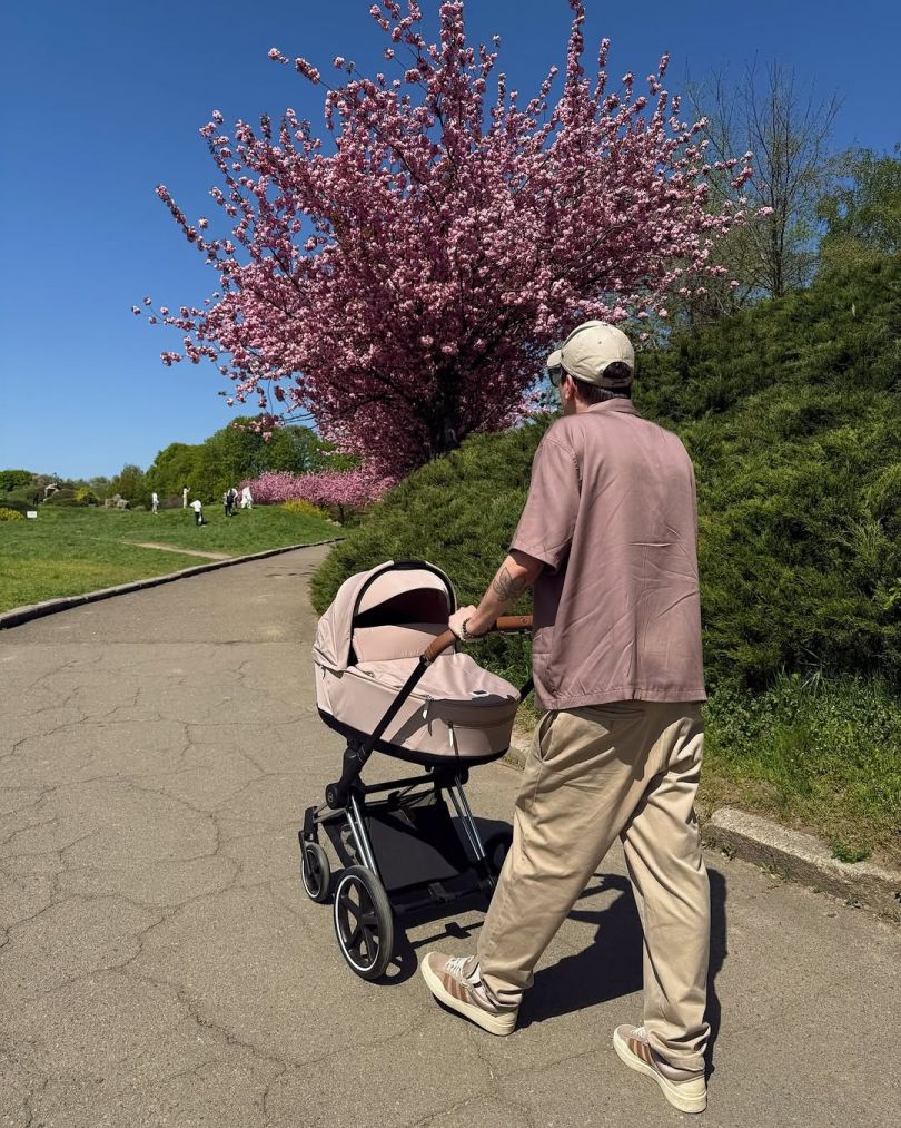 POSITIFF гуляє з дитиною від Юлії Сахневич