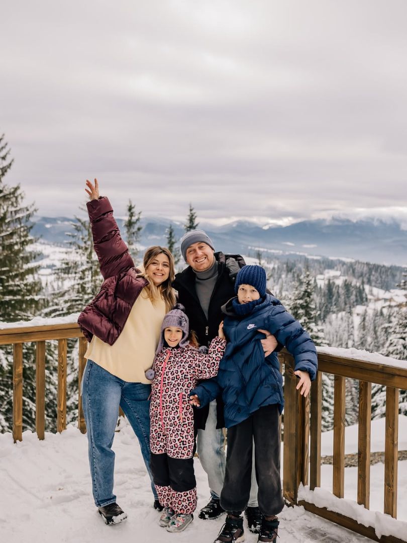 Зірка Ліги сміху Володимир Черняк і його вагітна дружина з дітьми