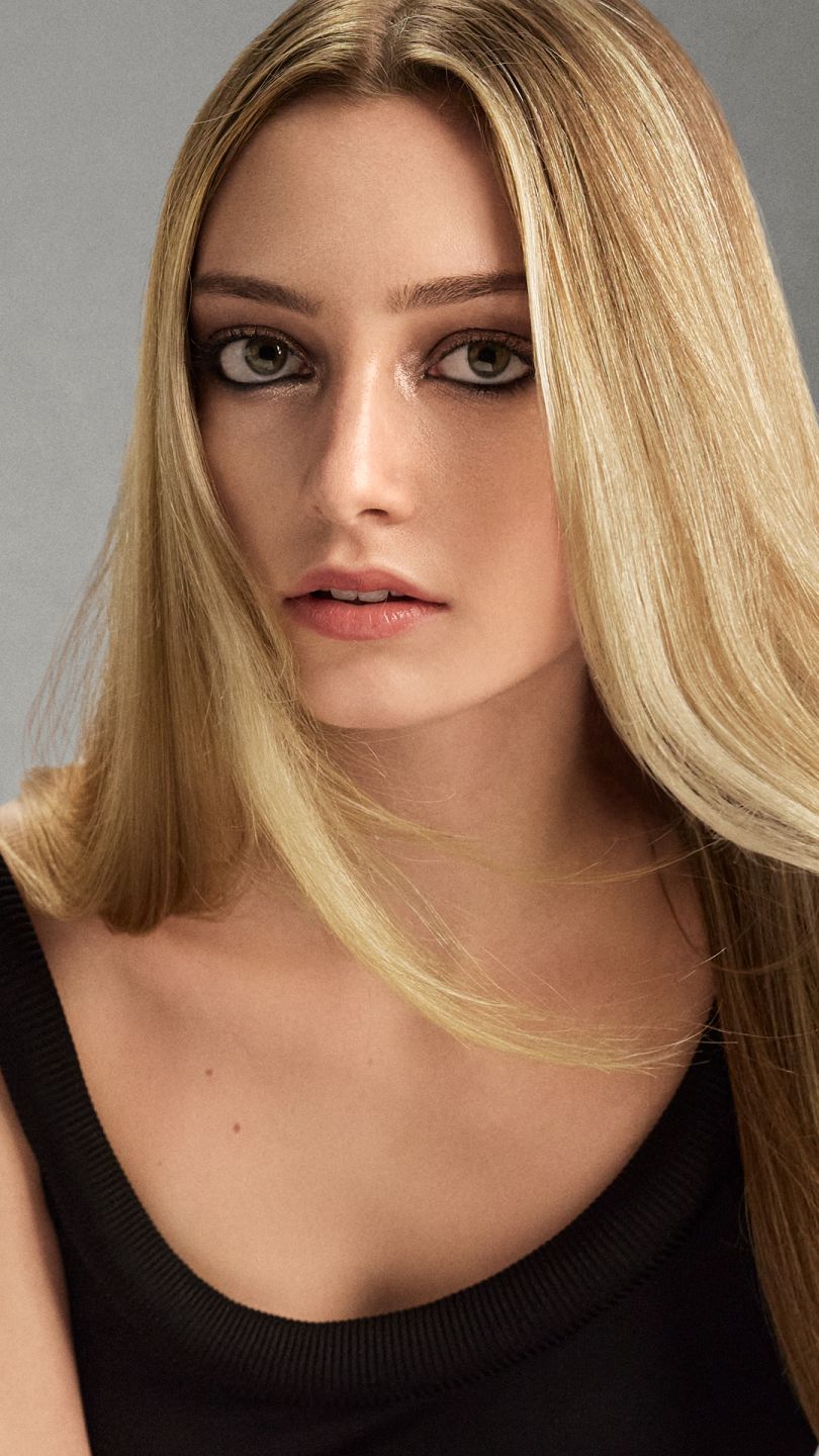 блондинка з довгим волоссям