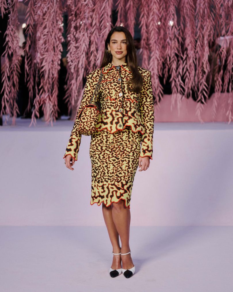 Дуа Ліпа на показі Chanel у Парижі