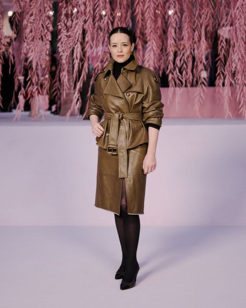 Клер Фой на показі Chanel у Парижі