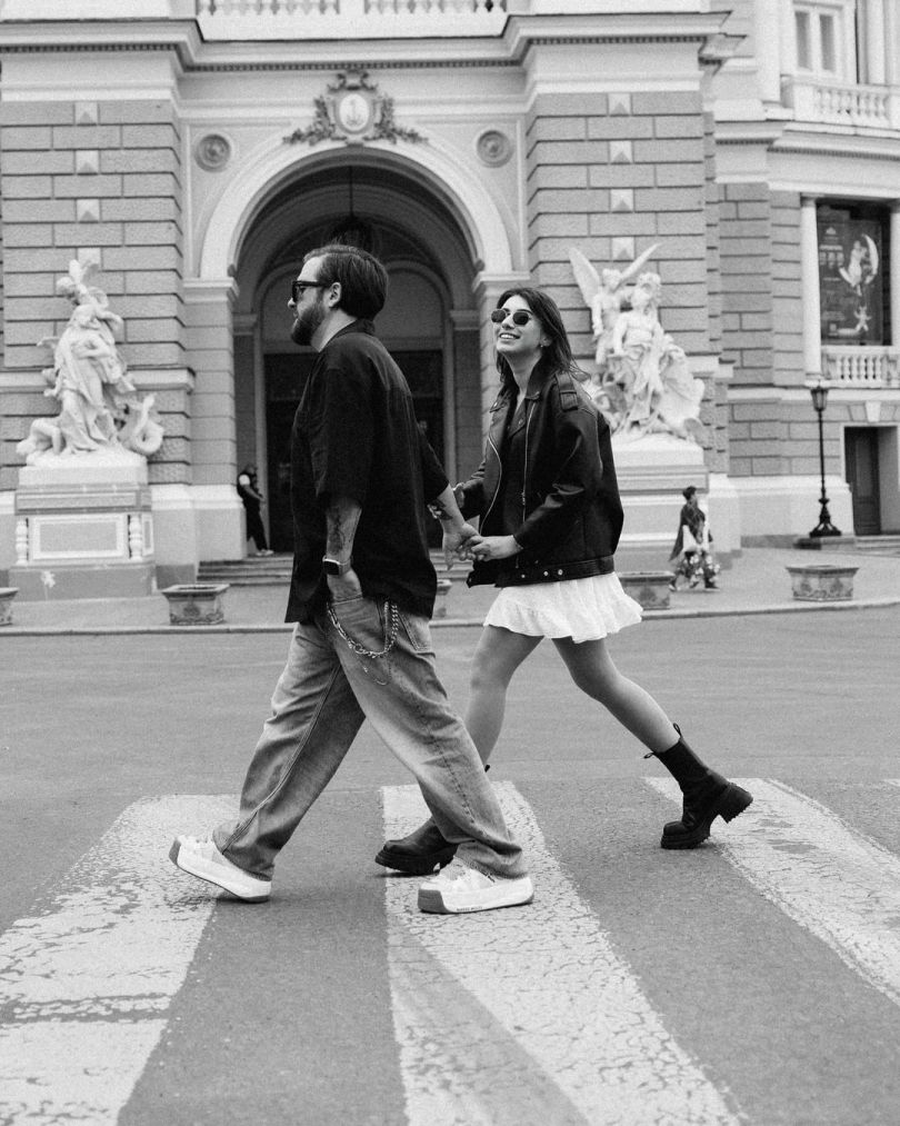 Сергей Танчинец и его новая девушка Юлиана Корецкая, пиарщица группы &laquo; ; гуляют по Одессе, держась за руки