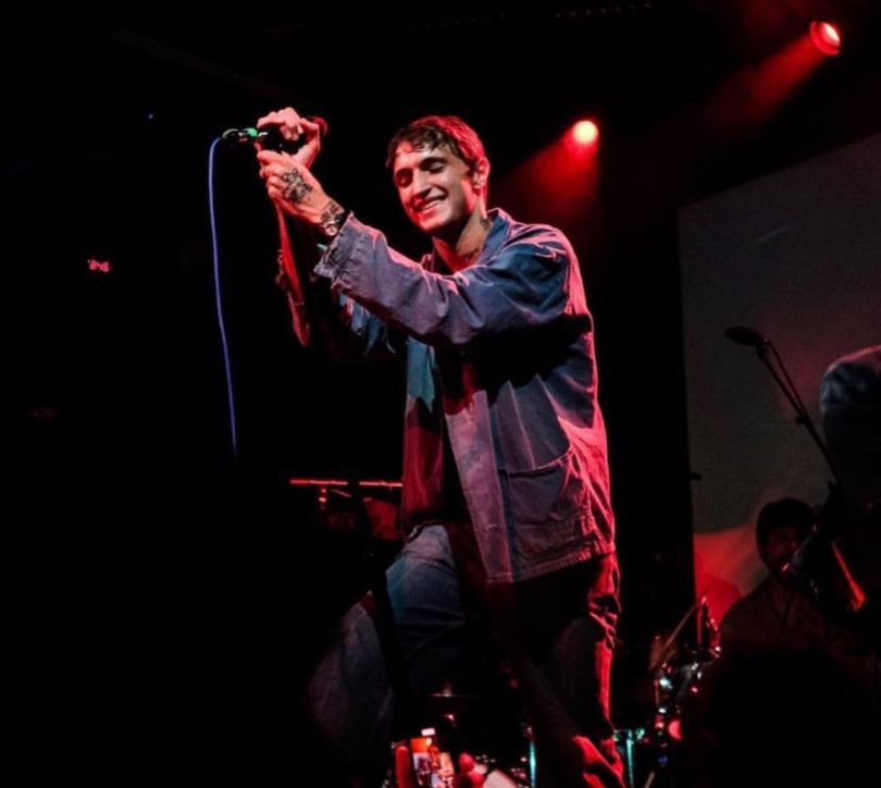 Анвар Хадід виступає у гурті Oswal